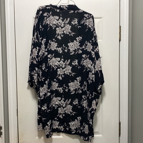 Black floral kimono style wrap - Picture 4 of 4